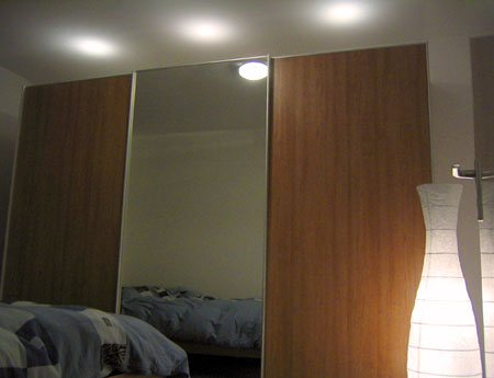 Schrank mit Lampen