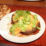 Fleisch mit Käse und Salat auf den Bacon