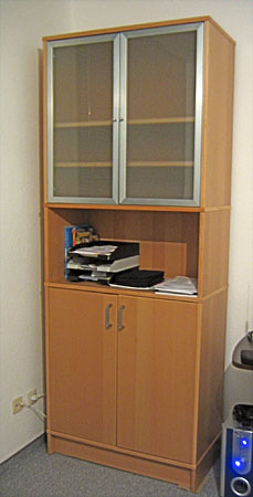 Großer neuer Schrank im Wohnzimmer